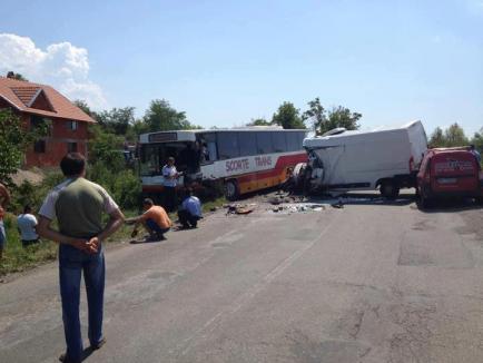 Accident grav la Rieni: un mort şi patru răniţi după ce o autoutilitară s-a izbit de un autobuz 